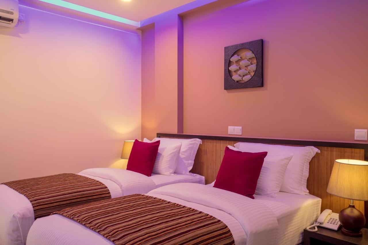 Eleven Trees Maldives Hotel ฮุลฮูมาเล ภายนอก รูปภาพ